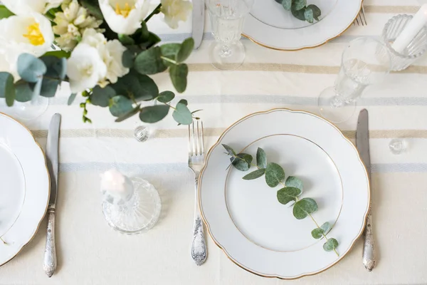 Bella tavola festiva con eleganti fiori bianchi e posate, decorazione della tavola da pranzo — Foto Stock