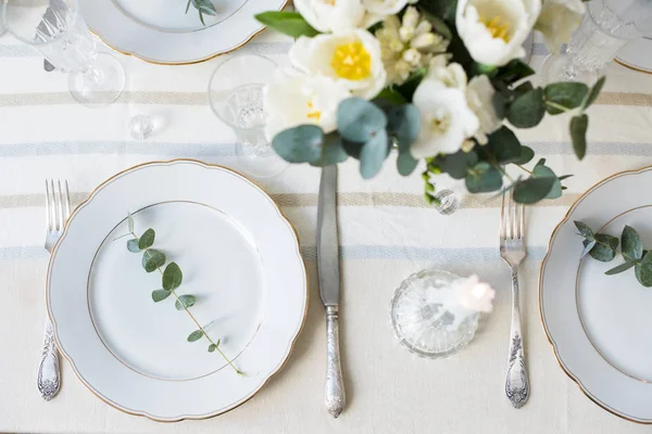 Szép ünnepi asztallal beállítást elegáns fehér virágok és evőeszközök, asztalnál dekoráció — Stock Fotó