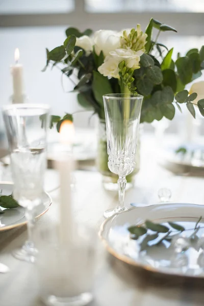 Mooie feestelijke tabel omgeving met elegante witte bloemen en bestek, tafeldecoratie — Stockfoto