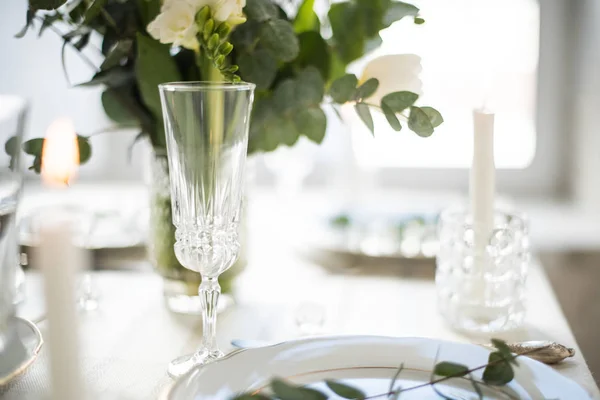 エレガントな白い花と刃物、食卓の装飾と美しいお祝いテーブルの設定 — ストック写真