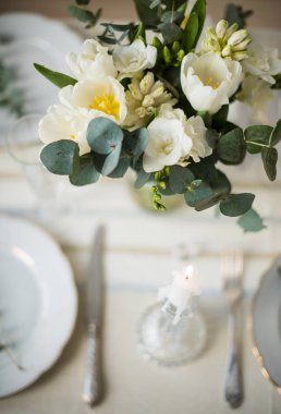 Zarif beyaz çiçekler ve çatal bıçak takımı, yemek masa dekorasyonu ile güzel festival Tablo ayarı 