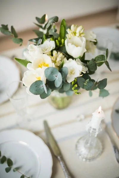 Красива святкова обстановка столу з елегантними білими квітами та столовими приборами, прикраса обіднього столу — стокове фото