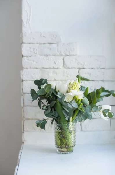 Elegante ramo de freesias blancas, tulipanes y jacinto, hermoso ramo de flores —  Fotos de Stock