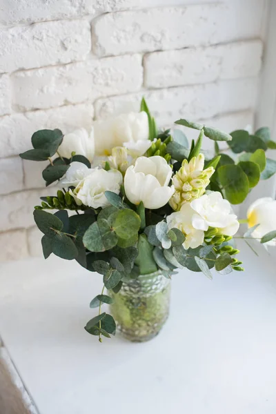 Καλαίσθητο μπουκέτο με λευκές φρέζιες, τουλίπες και όμορφης ανθοδέσμης των λουλουδιών, ο υάκινθος — Φωτογραφία Αρχείου