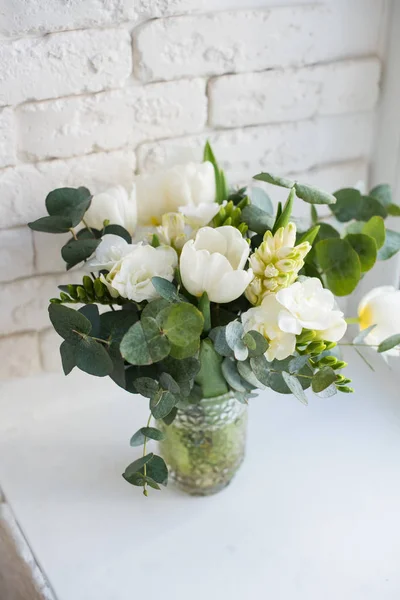 Elegante ramo de freesias blancas, tulipanes y jacinto, hermoso ramo de flores —  Fotos de Stock