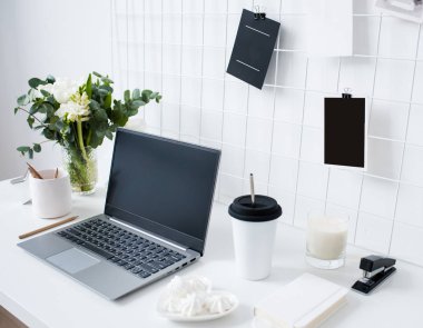 Şık beyaz profesyonel ofis iç, minimalist çatı çalışma alanı