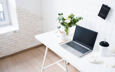 Şık beyaz profesyonel ofis iç, minimalist çatı çalışma alanı