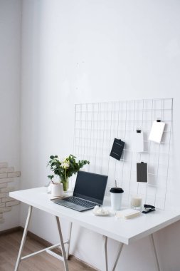 Şık beyaz profesyonel ofis iç, minimalist çatı çalışma alanı