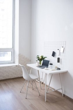 Şık beyaz profesyonel ofis iç, minimalist çatı çalışma alanı