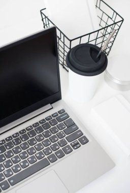 Hipster blogcular iş yerinde, dizüstü bilgisayar ve beyaz masa çiçekleri