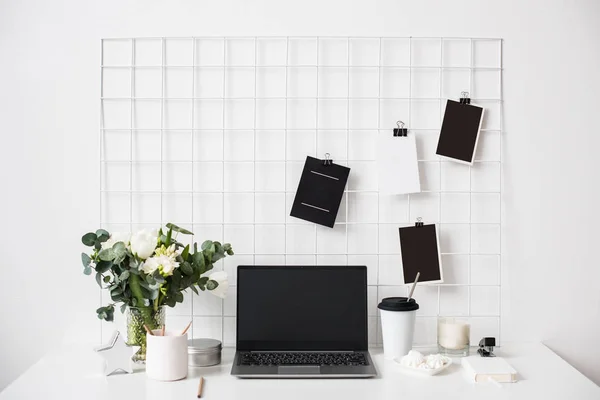 Interior de escritório profissional branco elegante, espaço de trabalho loft minimalista — Fotografia de Stock