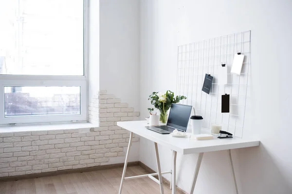 Interior de escritório profissional branco elegante, espaço de trabalho loft minimalista — Fotografia de Stock