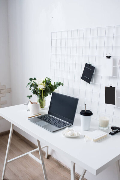 Стильный белый профессиональный офисный интерьер, минималистское рабочее пространство мансарды
