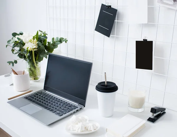 Snygg vit professionella kontoret interiör, minimalistisk loft arbetsyta — Stockfoto