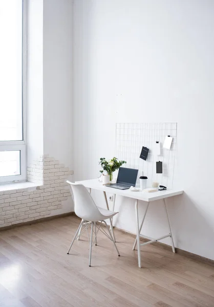Snygg vit professionella kontoret interiör, minimalistisk loft arbetsyta — Stockfoto