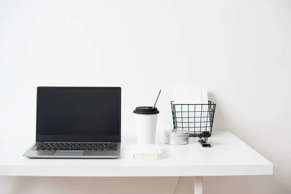 Hipster bloggare arbetsplats, laptop och blommor på vit bordsskiva — Stockfoto