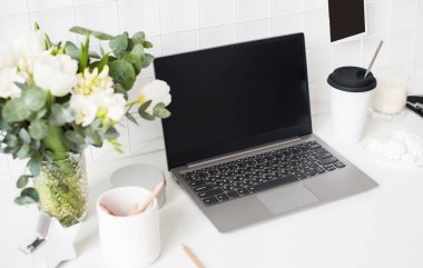 Şık beyaz profesyonel ofis iç, minimalist çatı çalışma alanı tablosu, dizüstü bilgisayar ve moodboard