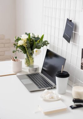Şık beyaz profesyonel ofis iç, minimalist çatı çalışma alanı