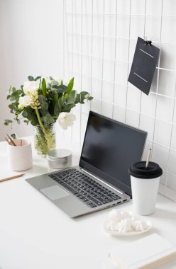 Şık beyaz profesyonel ofis iç, minimalist çatı çalışma alanı