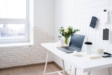 Şık beyaz profesyonel ofis iç, minimalist çatı çalışma alanı