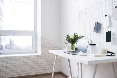 Şık beyaz profesyonel ofis iç, minimalist çatı çalışma alanı