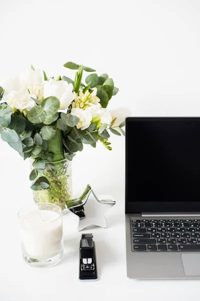 Hipster bloggers χώρο εργασίας, φορητό υπολογιστή και τα λουλούδια λευκά επιτραπέζια — Φωτογραφία Αρχείου