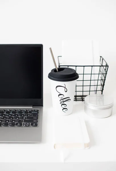 Hipster-Blogger am Arbeitsplatz, Laptop und Blumen auf weißer Tischplatte — Stockfoto