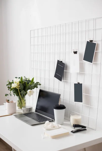 Interior de escritório profissional branco elegante, espaço de trabalho loft minimalista — Fotografia de Stock