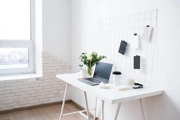 Interior de escritório profissional branco elegante, espaço de trabalho loft minimalista — Fotografia de Stock