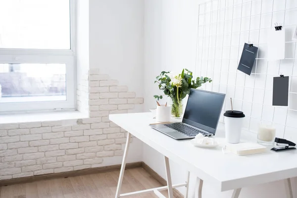 Interior de escritório profissional branco elegante, espaço de trabalho loft minimalista — Fotografia de Stock
