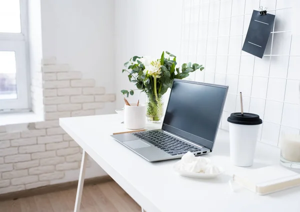 Stijlvol wit professionele kantoor interieur, minimalistische loft werkruimte — Stockfoto