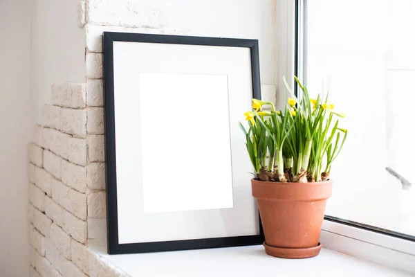 Springtime heminredning med gul påsklilja blommor och RAM isolerade mock-up — Stockfoto