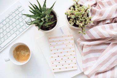 Minimalist ladys yatıyordu işyeri dekorasyon kahve fincanı ve tuş takımı ile düz