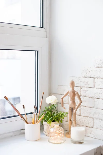 Decoración contemporánea para el hogar con tazas de mantequilla y velas en el alféizar de la ventana — Foto de Stock