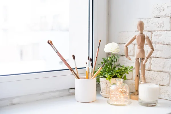 Decoración contemporánea para el hogar con tazas de mantequilla y velas en el alféizar de la ventana — Foto de Stock