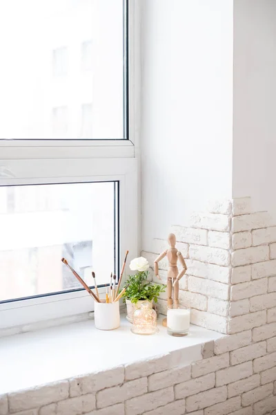 Decoración contemporánea para el hogar con tazas de mantequilla y velas en el alféizar de la ventana — Foto de Stock