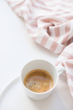 Taze kahve ve beyaz zemin üzerine bej çizgili kumaş