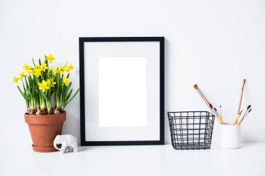 Bahar sarı nergis çiçek ve çerçeve izole mock-up ile ev dekorasyonu