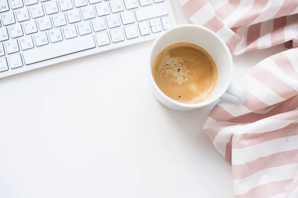 Café fresco y tela con rayas beige sobre fondo blanco — Foto de Stock