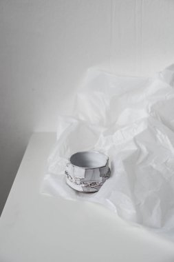 Çukurlu beyaz kağıt üzerinde el yapımı Seramik vazolar