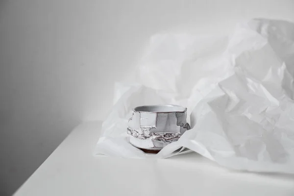 Çukurlu beyaz kağıt üzerinde el yapımı Seramik vazolar — Stok fotoğraf