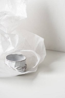 Çukurlu beyaz kağıt üzerinde el yapımı Seramik vazolar