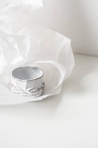 Vase en céramique fait à la main sur papier blanc dentelé — Photo