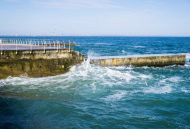 Sahilde, parlak mavi su dalgalar deniz