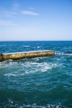 Sahilde, parlak mavi su dalgalar deniz