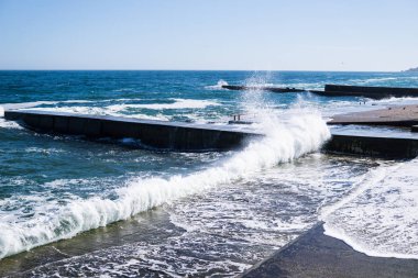 Sahilde, parlak mavi su dalgalar deniz