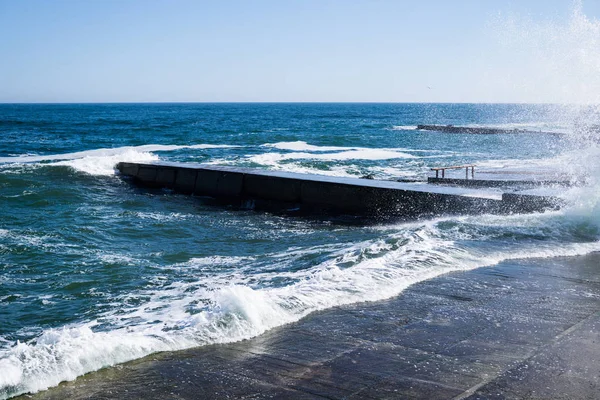 Zee golven op het strand, helder blauw water — Stockfoto