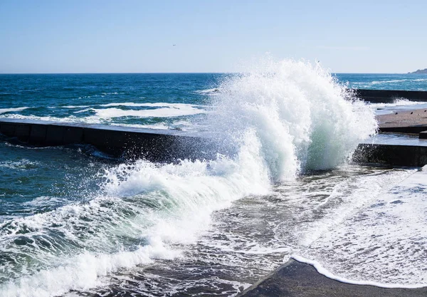 Havets vågor på stranden, ljus blå vatten — Stockfoto