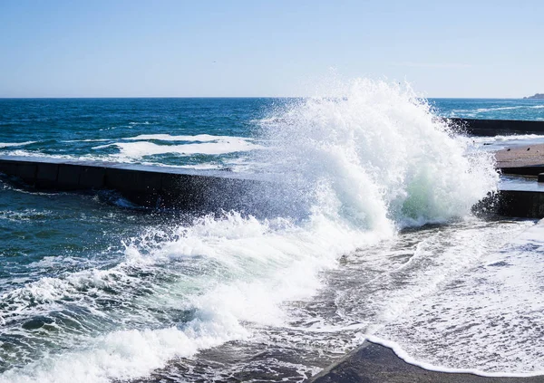 Zee golven op het strand, helder blauw water — Stockfoto