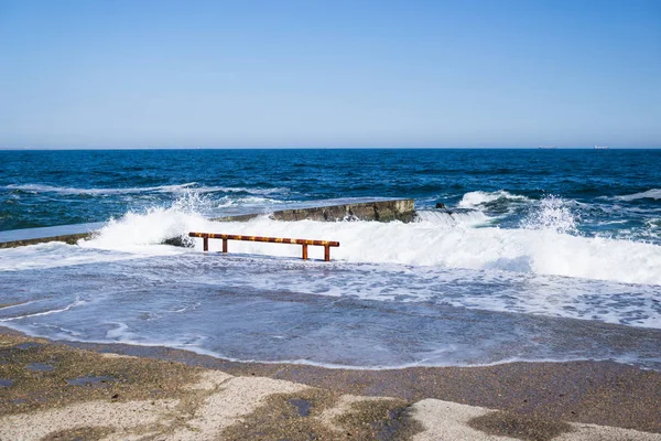 Zee golven op het strand, helder blauw water — Stockfoto